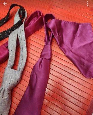 Lote 4 corbatas (negra, gris, rosa, morada)