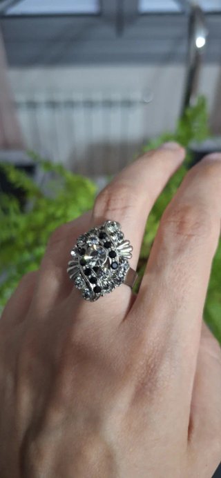 Anillo vintage plateado con brillos