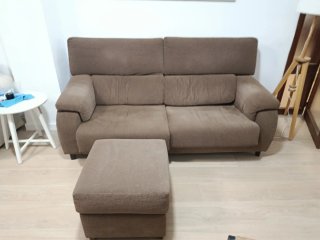 Sofá de tela marrón con reposapiés