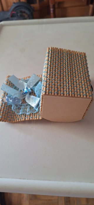 Baúl bambú y plástico azul