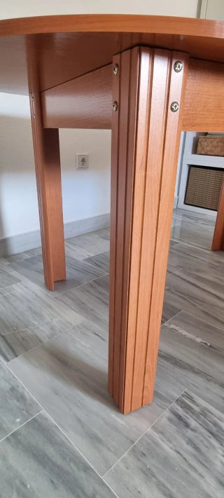 Mesa de madera ovalada