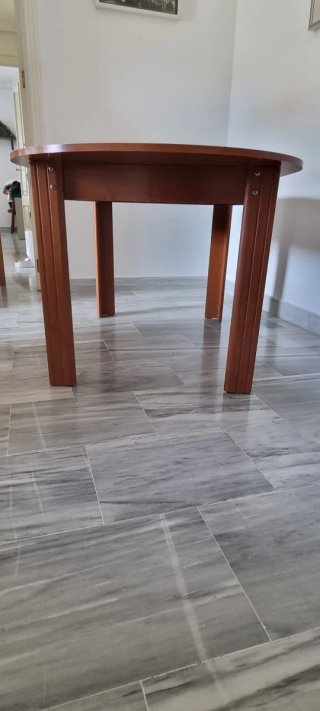 Mesa de madera ovalada