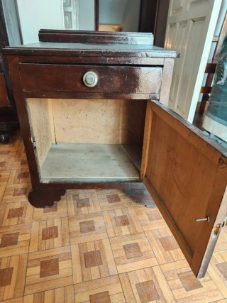 Mesita cajonera Antigua