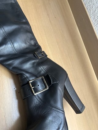 Botas altas de piel negras