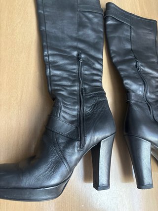 Botas altas de piel negras