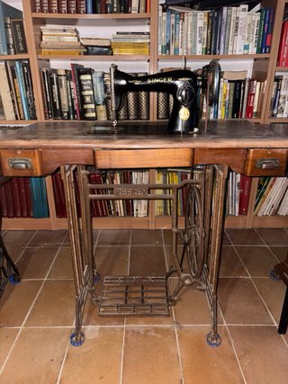 Máquina de coser Singer antigua con pedal-FUNCIONA