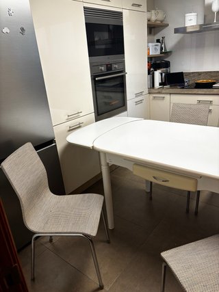 Mesa blanca y 4 sillas de cocina