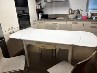 Mesa blanca y 4 sillas de cocina