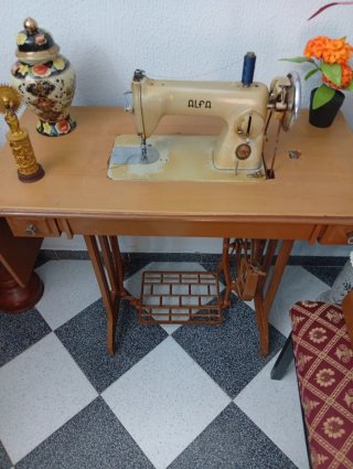 Máquina de coser Alfa antigua