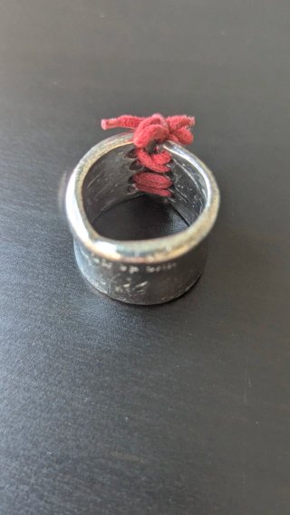 Anillo Uno de 50 cordón rojo y plateado