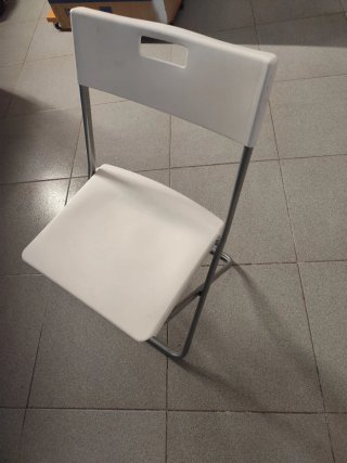 Silla plegable blanca y gris