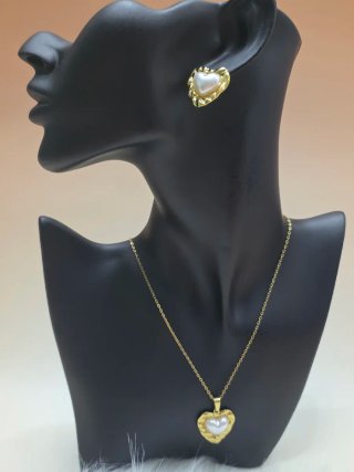 Conjunto Collar y Pendientes Corazón Dorado