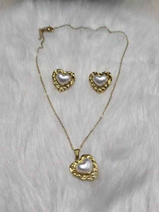 Conjunto Collar y Pendientes Corazón Dorado