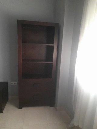 Librería de madera oscura con cajones