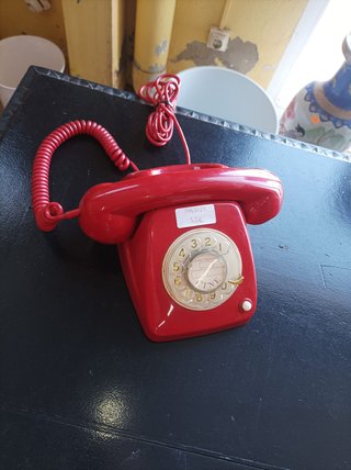 Teléfono antiguo rojo