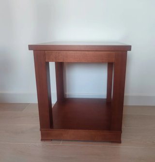 Mesa auxiliar de madera. 50x50 y 56 de altura.