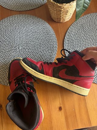 Zapatillas Nike Air Jordan 1 Mid Rojas y Negras