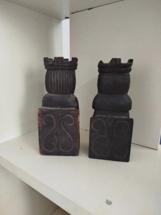 Pareja Sujeta Libros Madera Reyes