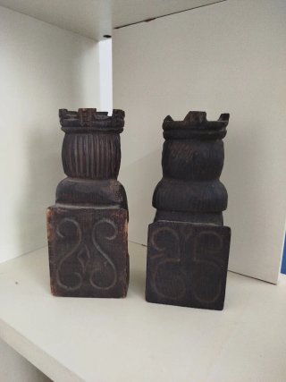 Pareja Sujeta Libros Madera Reyes