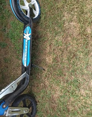 Patinete infantil azul y plateado