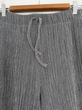 Pantalones grises plisados