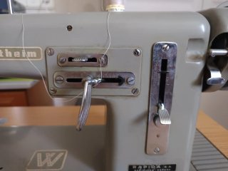 Máquina de coser antigua con mueble