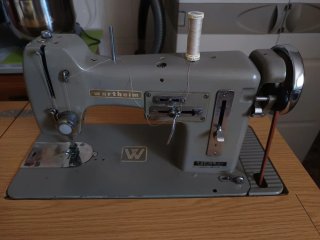 Máquina de coser antigua con mueble