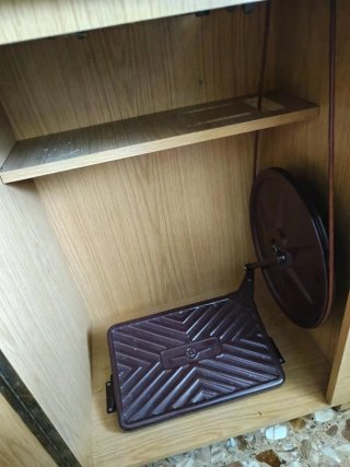 Máquina de coser antigua con mueble