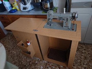 Máquina de coser antigua con mueble