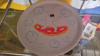 Plato decorativo con personaje y nubes