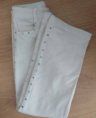 Pantalón vaquero beige con estrellas