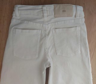 Pantalón vaquero beige con estrellas