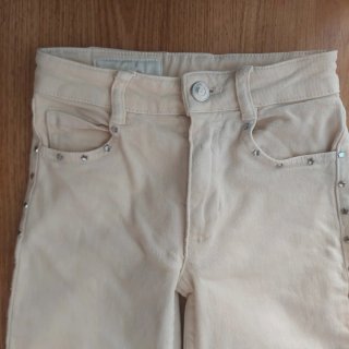 Pantalón vaquero beige con estrellas