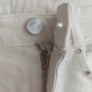 Pantalón vaquero beige con estrellas