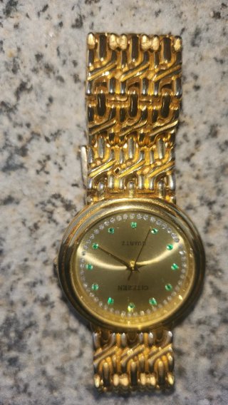 Reloj Citizen Dorado con Circonitas y Esmeraldas