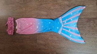 Cola de sirena y bikini rosa