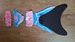 Cola de sirena y bikini rosa