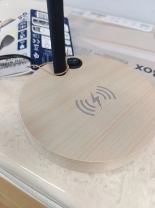Lámpara de mesa LED con cargador inalámbrico