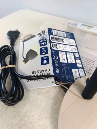 Lámpara de mesa LED con cargador inalámbrico