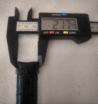 Correa de reloj negra con cierre mariposa.
