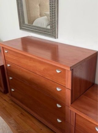 Cómoda de madera marrón