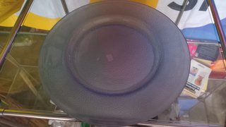 Plato de vidrio azul texturizado