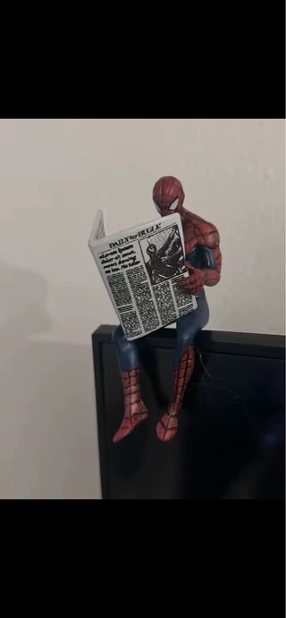 Figura Spiderman leyendo periódico