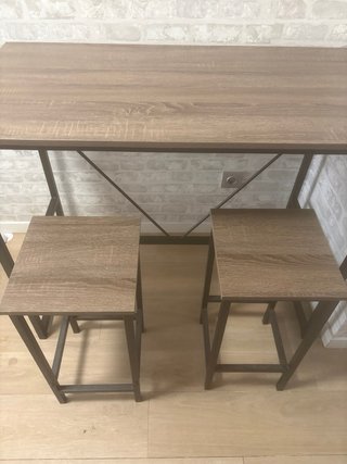 Mesa alta cocina con 2 taburetes