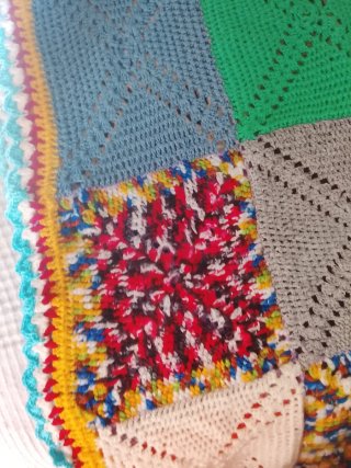 Colcha tejida a mano multicolor
