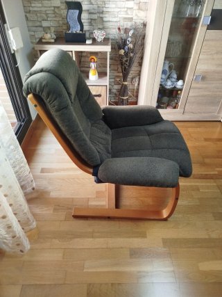 Sillón de tela y madera