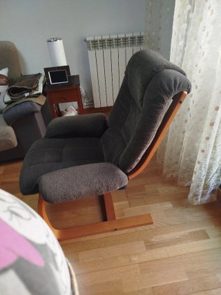 Sillón de tela y madera