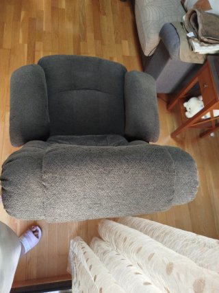 Sillón de tela y madera