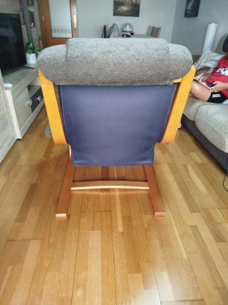 Sillón de tela y madera