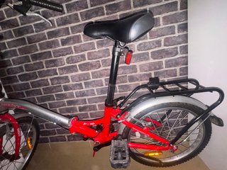 Bicicleta plegable roja y plateada